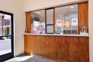 Lobby - Americas Best Value Inn Rialto (Rialto)