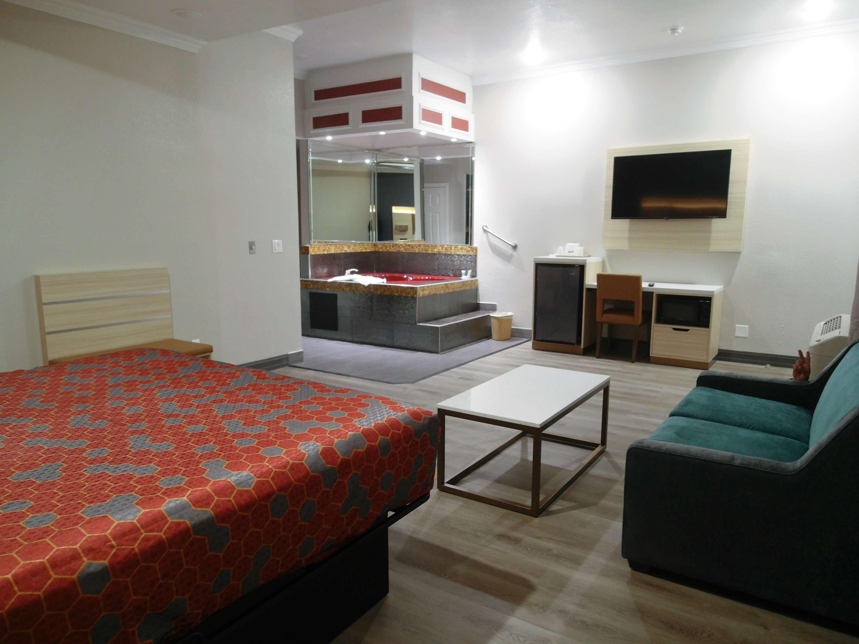 Fer et planche à repasser, réveille-matin