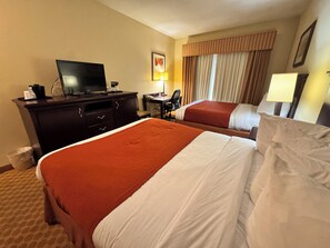 Room, 2 Queen Beds, Non Smoking | Premium bedding, in-room safe, desk, iron/ironing board - Hotel Plantation Pineville - Alexandria I-49 (Pineville)