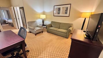Suite, ikke-røyk (2 Queen Beds, 1 Sofa Bed) | Sengetøy av topp kvalitet, safe på rommet og skrivebord