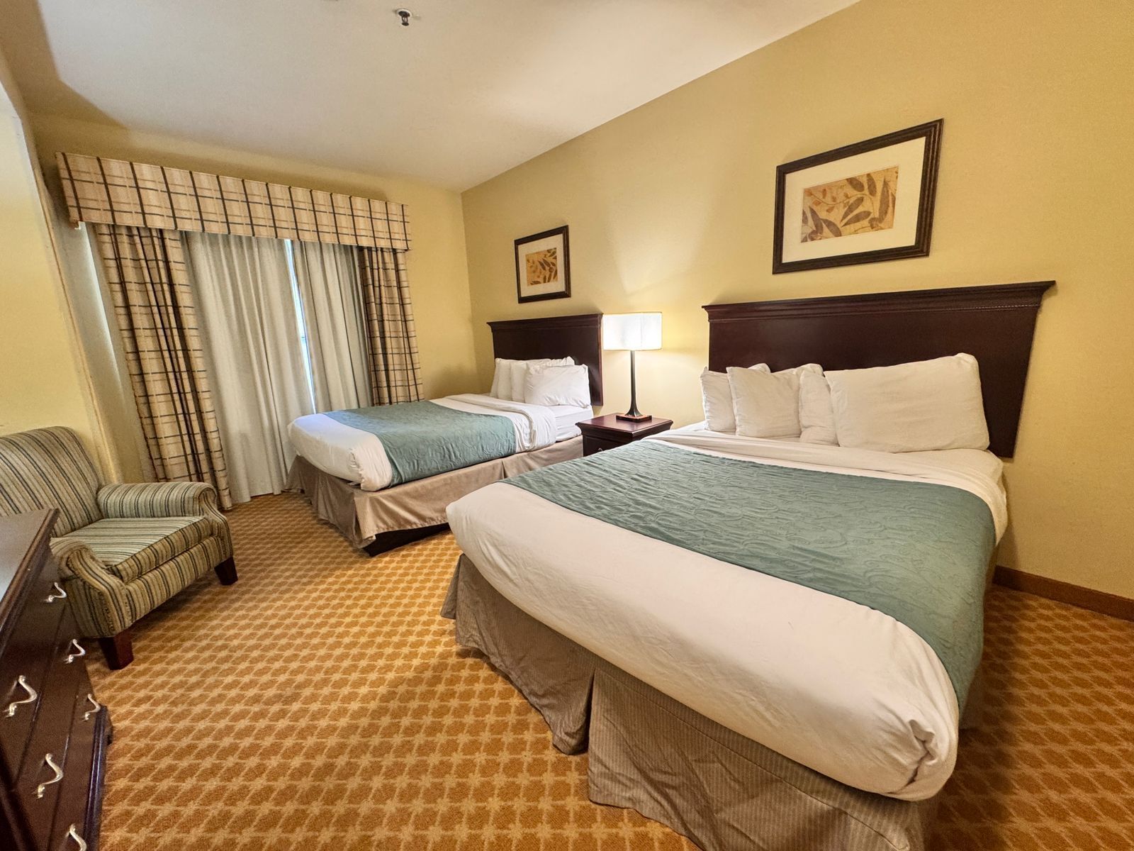 Ropa de cama de alta calidad y caja de seguridad en la habitación 