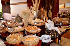 TĂ€gliches FrĂŒhstĂŒcksbuffet (115 SAR pro Person)