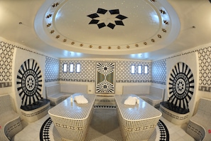 A spa room with a central massage table, two massage chairs, and a ceiling with star patterns. - Crowne Plaza Al Khobar by IHG (Al Khobar)