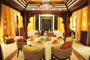 2 間餐廳;供應早餐、午餐、晚餐;多國菜