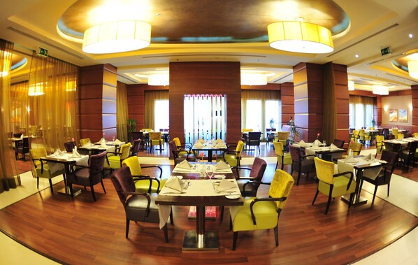 2 restaurants, breakfast, lunch, dinner served; international cuisine