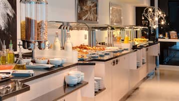 Petit déjeuner buffet (14 EUR par personne)