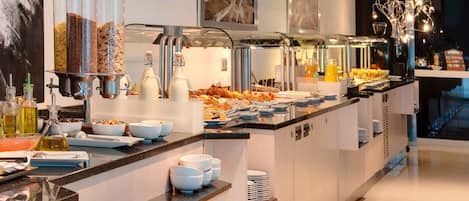 Desayuno buffet diario (EUR 14 por persona)