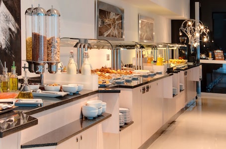 Desayuno buffet diario (EUR 14 por persona)