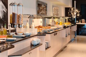 每日供应自助式早餐（每人 EUR 14）