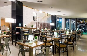 Se sirven almuerzos y cocina internacional (con mesas al aire libre)