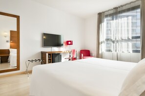 Minibar, in-room safe, desk, laptop workspace - Zentral Ave (Zaragoza)