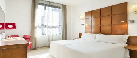 1 chambre, minibar, coffres-forts dans les chambres, bureau