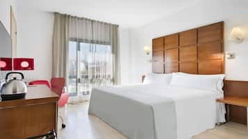 Een minibar, een kluis op de kamer, een bureau, een laptopwerkplek