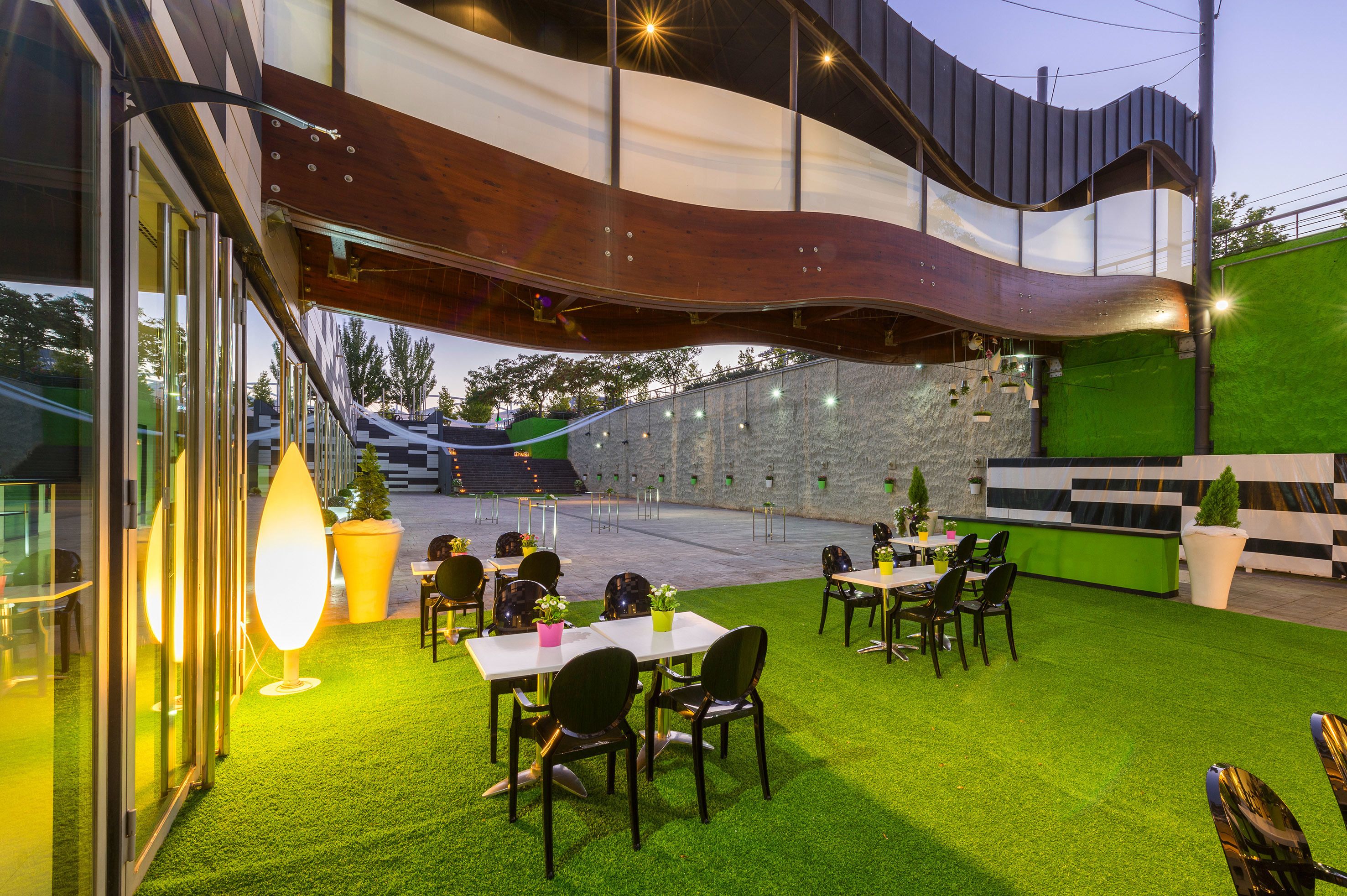 lunch, dinner served; international cuisine, al fresco dining