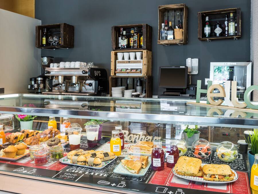 Un buffet de petit-déjeuner proposant une variété d'aliments et de boissons.