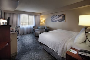 Premium bedding, individually decorated, individually furnished, desk - Courtyard by Marriott Fayetteville (Fayetteville)
