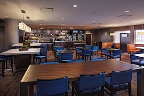 Breakfast and dinner served, American cuisine - Courtyard by Marriott Fayetteville (Fayetteville)
