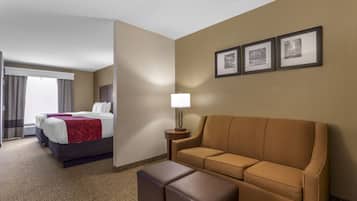 Suite, flere senger, ikke-røyk | Oppholdsområde | En 32-tommers LED-TV med digitale kanaler samt TV