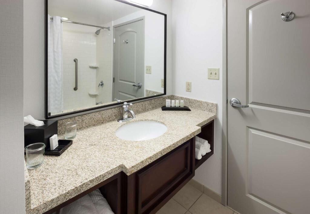 Baño | Tina con regadera, amenidades de baño gratuitas, secadora de cabello 