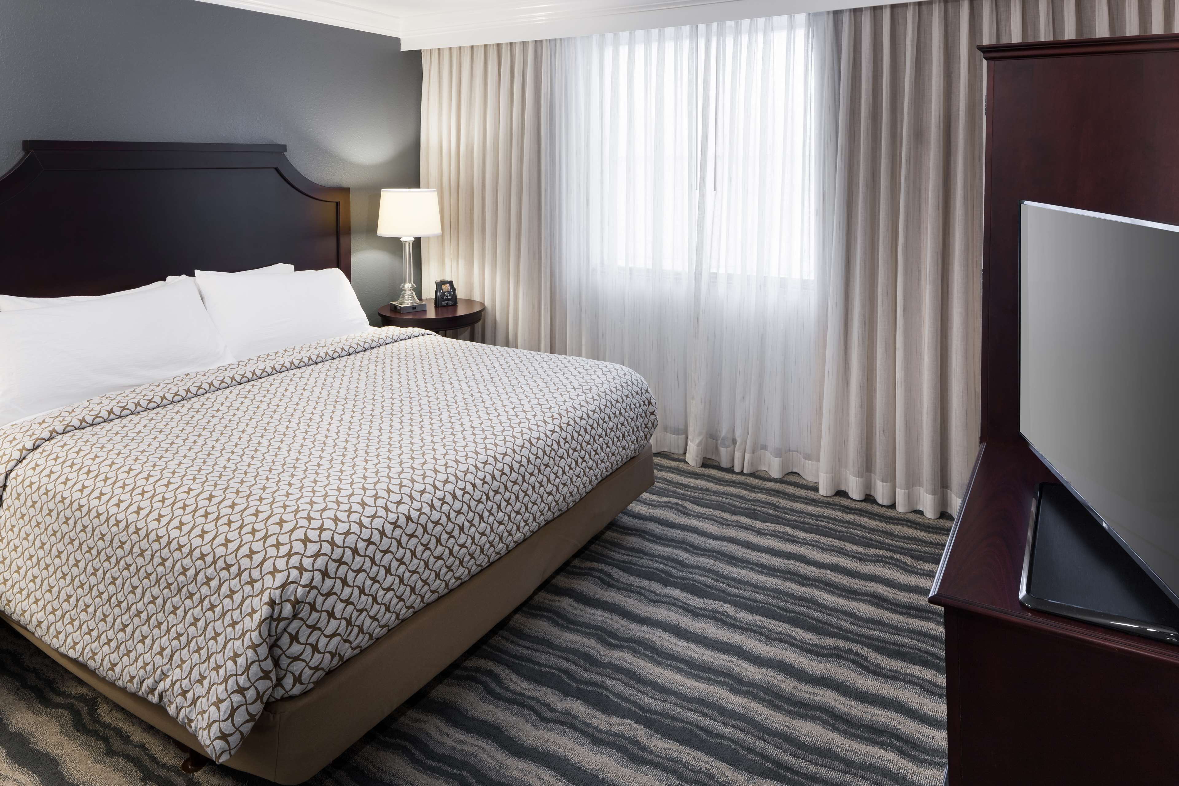 in-room safe, desk, laptop workspace, blackout curtains