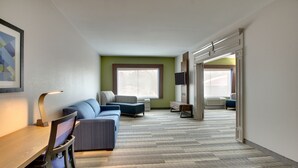 Suite, 1 soverom, massasjebadekar | Safe på rommet, skrivebord, strykejern/-brett og barnesenger (inkludert)