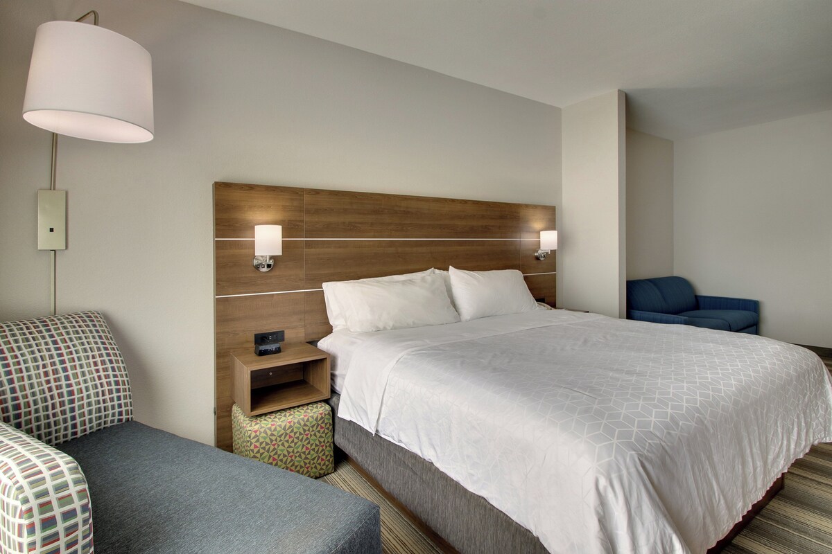 Suite, 1 kingsize-seng | Safe på rommet, skrivebord, strykejern/-brett og barnesenger (inkludert)