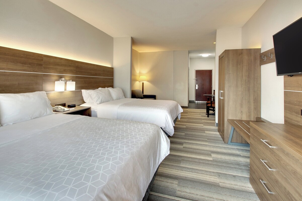 Suite, 2 queensize-senger | Safe på rommet, skrivebord, strykejern/-brett og barnesenger (inkludert)