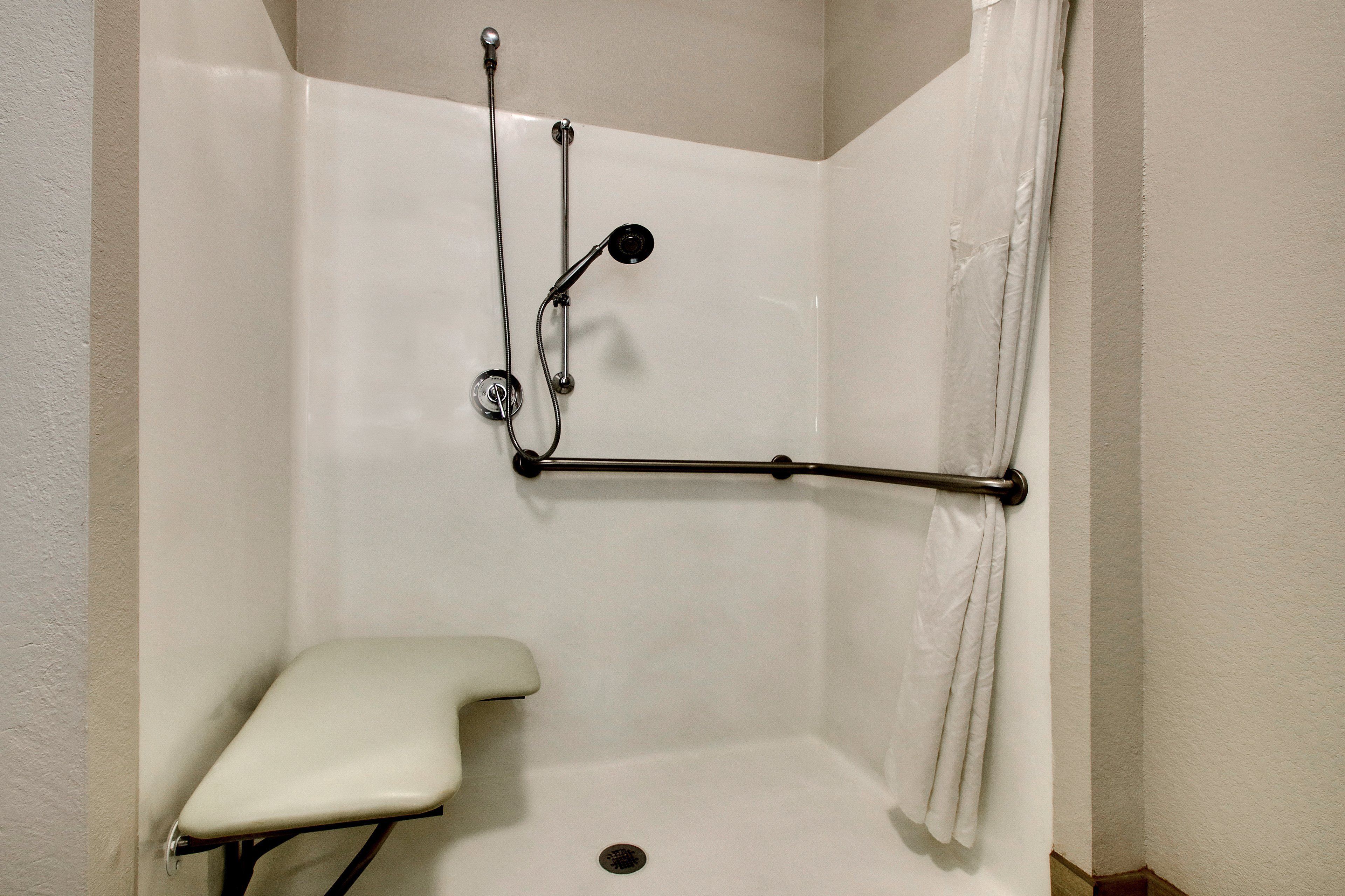 combined shower/bathtub, hair dryer, towels