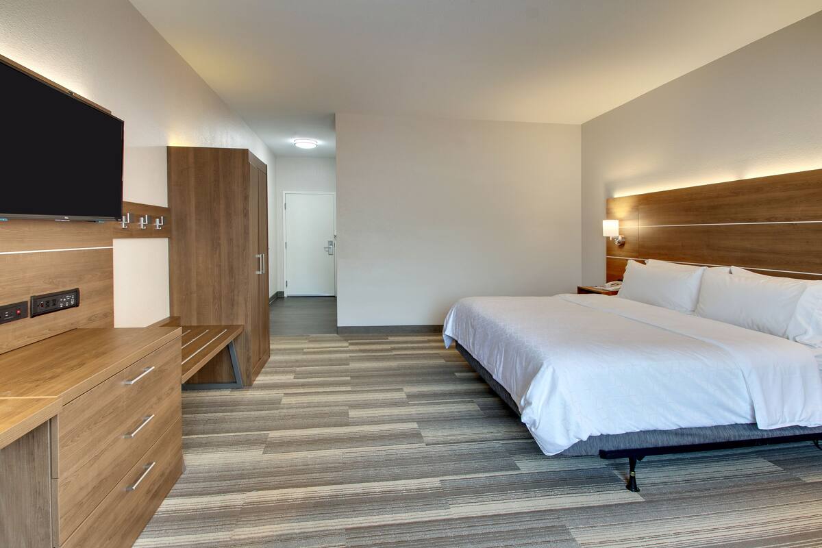 Standard Room, 1 King Bed, Accessible (Mobility) | In-room safe, desk, iron/ironing board, cribs (free)