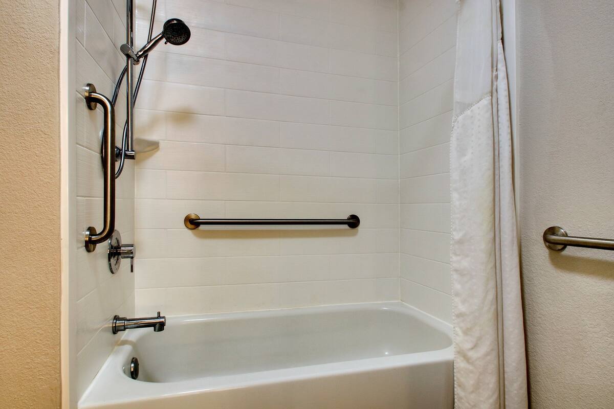 combined shower/bathtub, hair dryer, towels