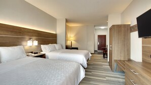 Suite, 2 queensize-senger | Safe på rommet, skrivebord, strykejern/-brett og barnesenger (inkludert)