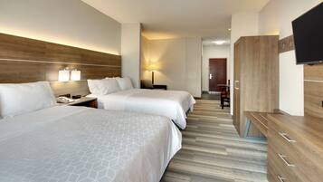 Suite, 2 Tempat Tidur Queen | Brankas, meja kerja, setrika/meja setrika, dan tempat tidur bayi gratis