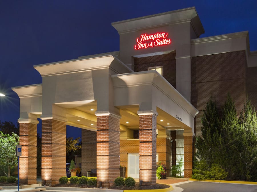 Voorkant accommodatie - avond/nacht