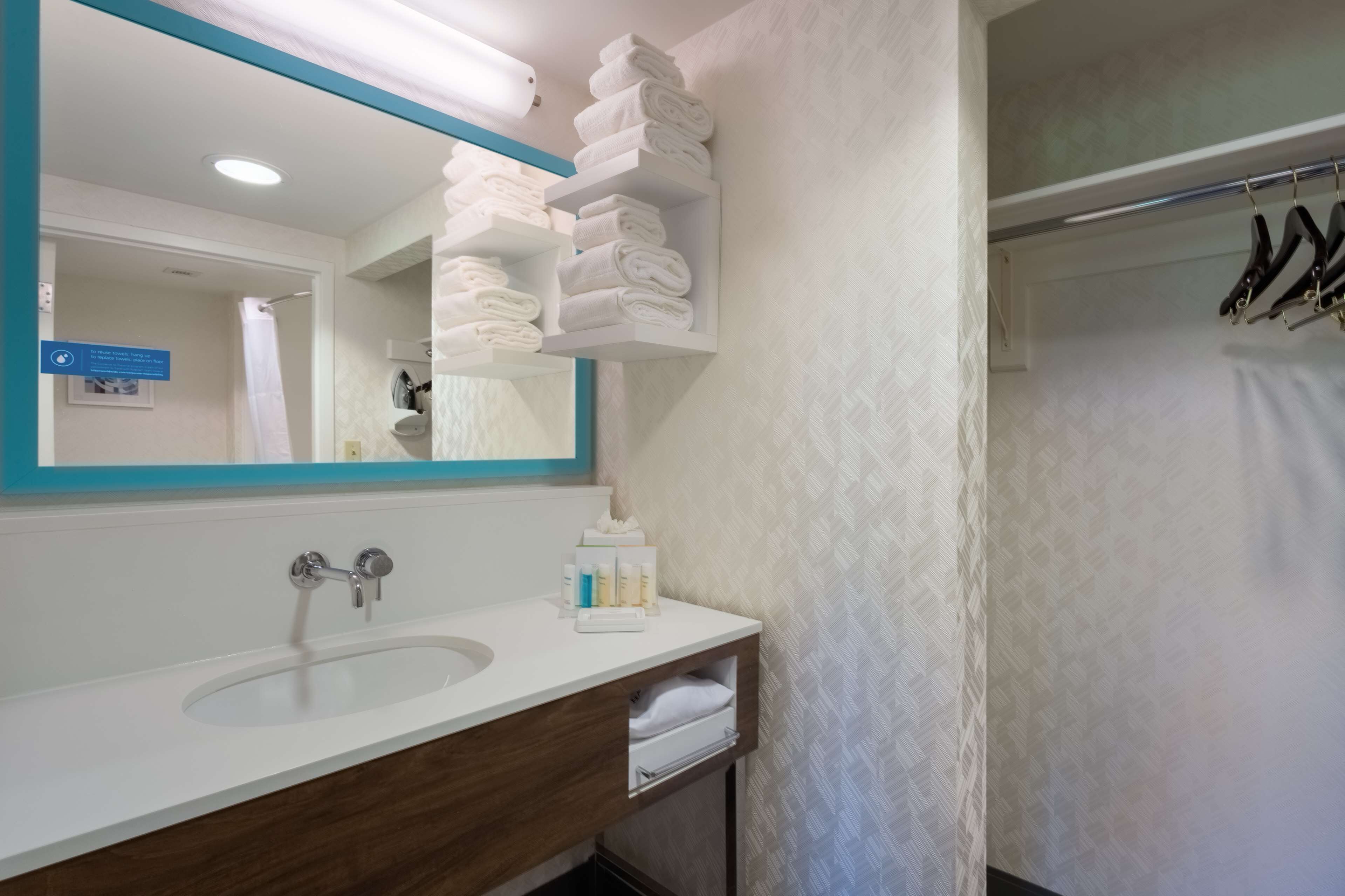 standard room | bathroom | combined shower/bathtub, free toiletries, hair dryer, towels