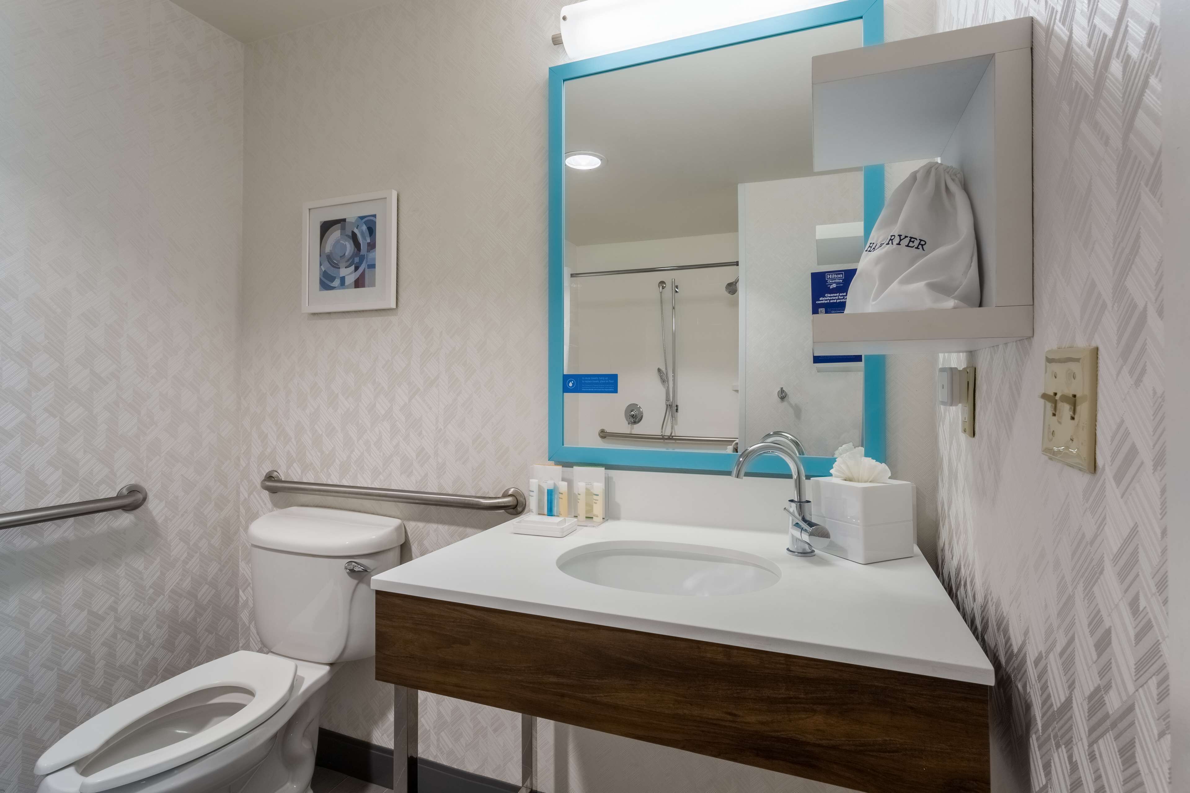 studio, accessible, non smoking | bathroom | combined shower/bathtub, free toiletries, hair dryer, towels
