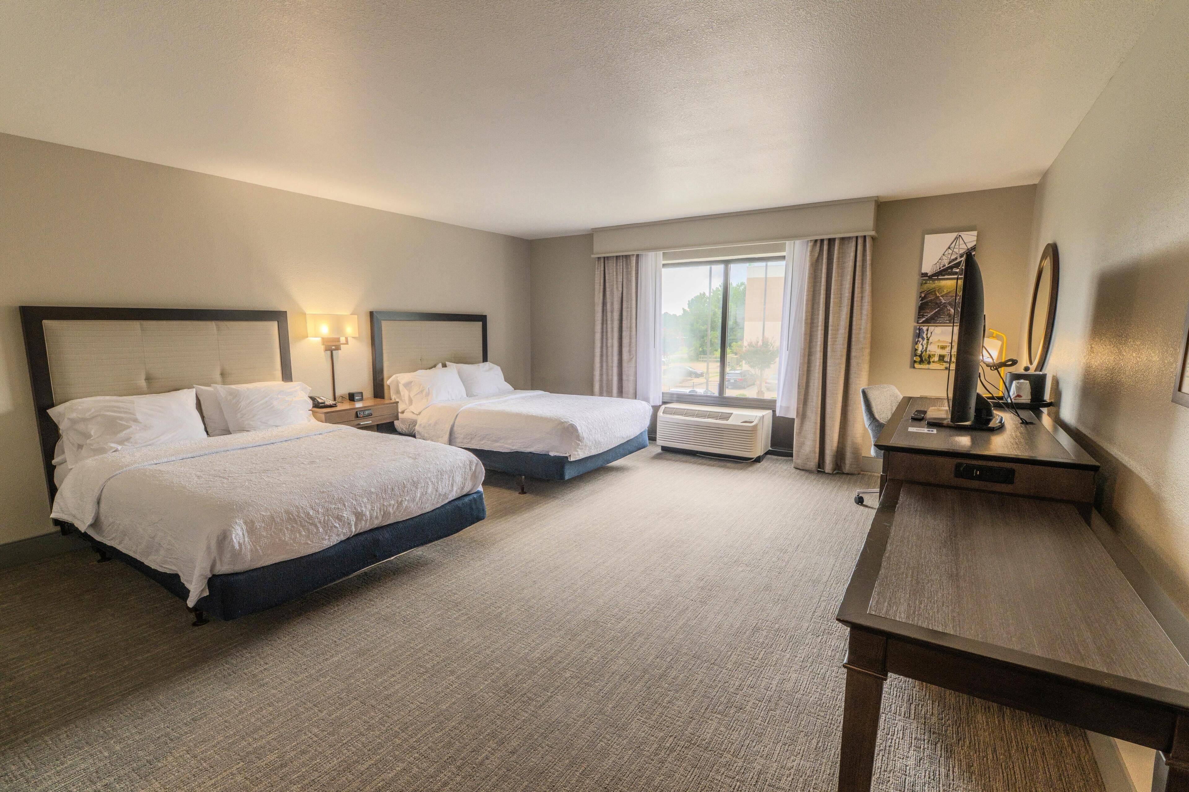 Habitación, 2 camas Queen size, con acceso para personas discapacitadas, para no fumadores | Minibar y caja de seguridad en la habitación 