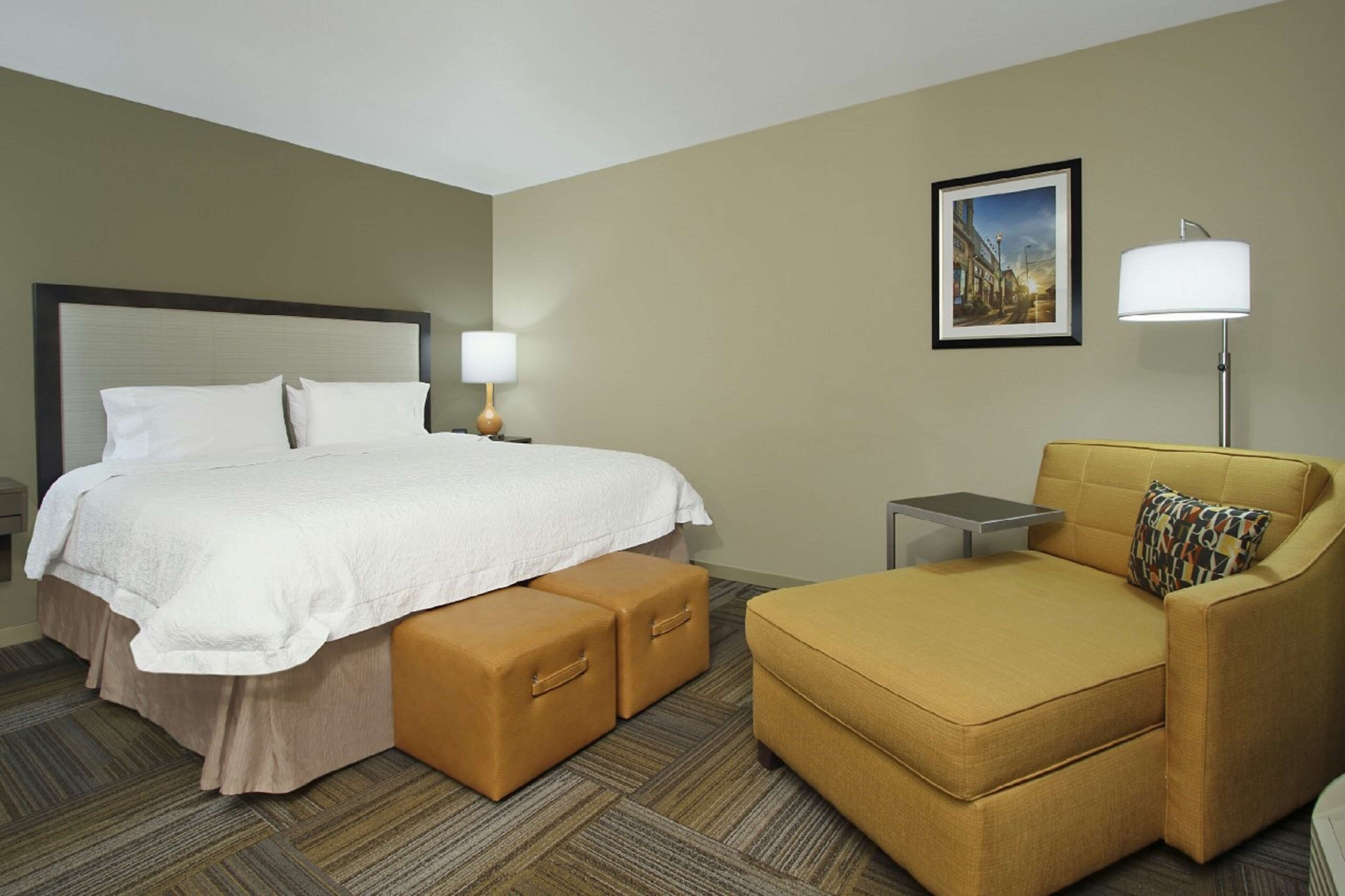 Minibar, brankas, setrika/meja setrika, dan tempat tidur bayi gratis