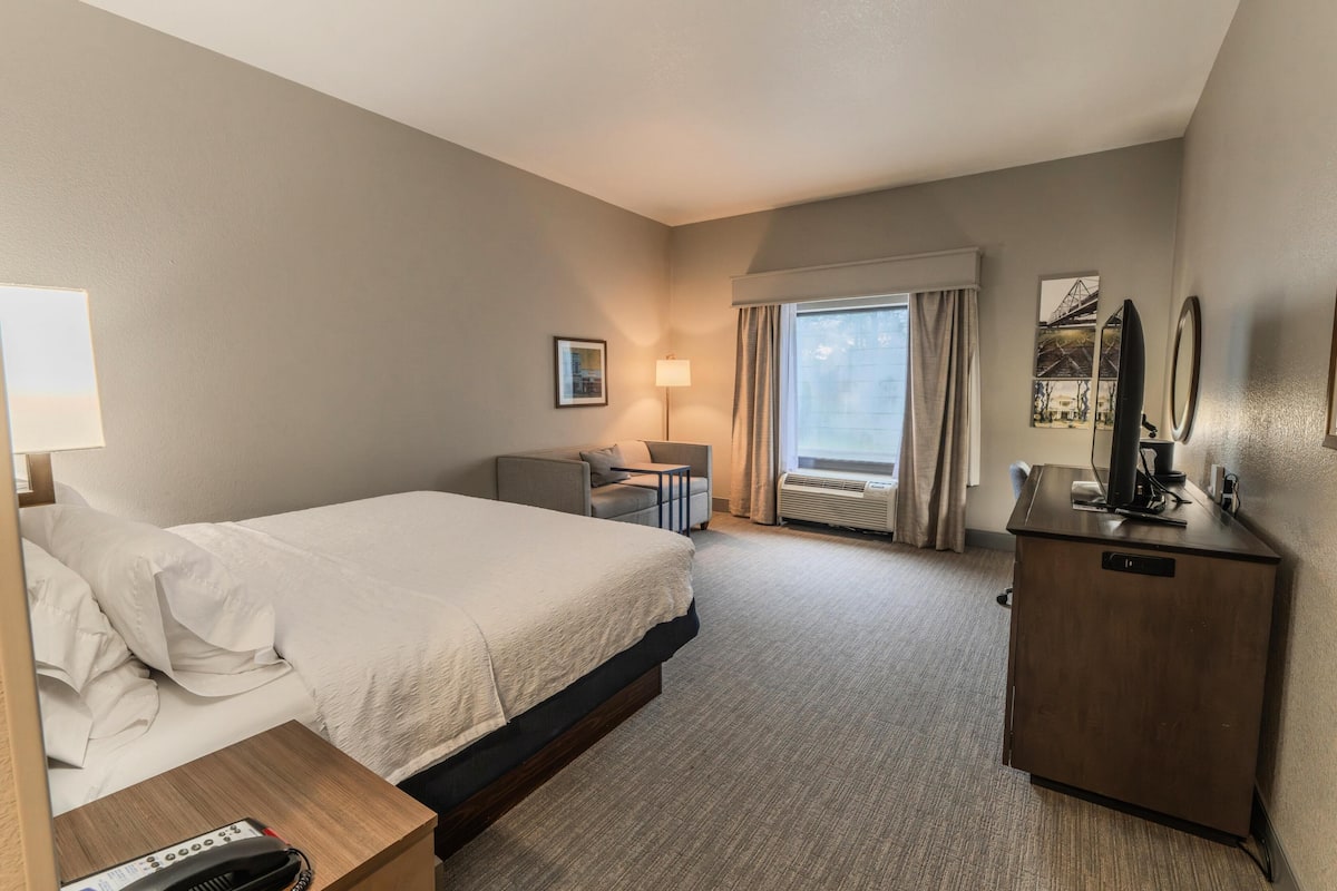 Minibar, in-room safe, iron/ironing board, cribs (free)