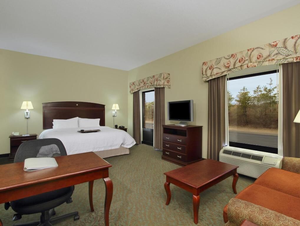 Minibar, brankas, setrika/meja setrika, dan tempat tidur bayi gratis