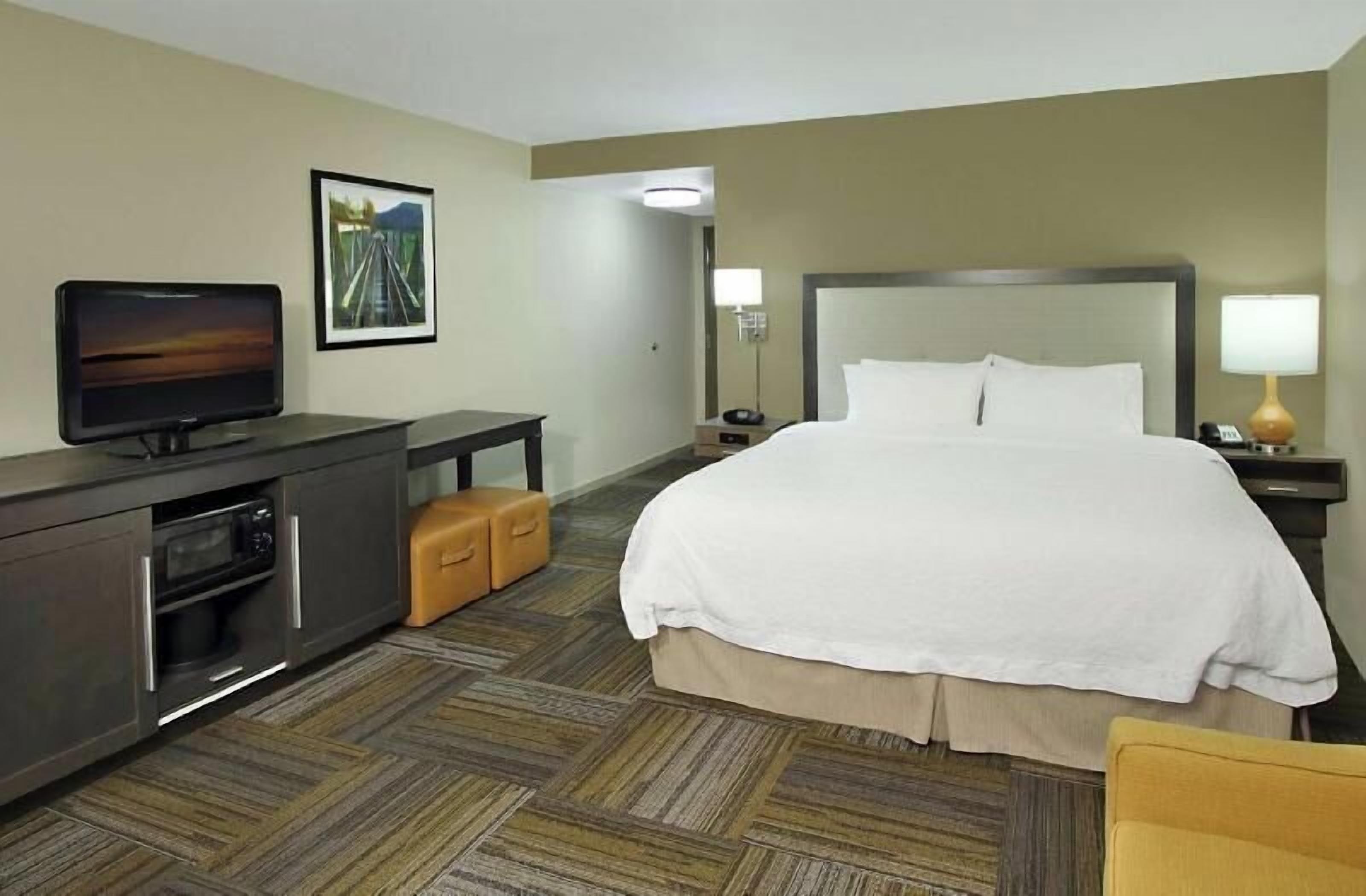 Minibar, brankas, setrika/meja setrika, dan tempat tidur bayi gratis