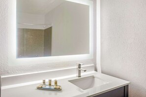Combined shower/bathtub, free toiletries, hair dryer, towels - La Quinta Inn & Suites by Wyndham Fort Smith (Fort Smith)