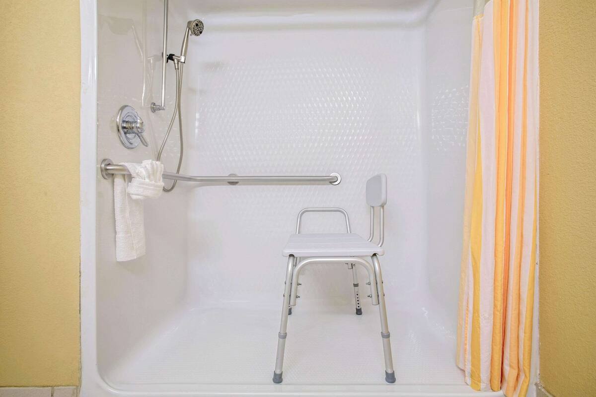 combined shower/bathtub, free toiletries, hair dryer, towels