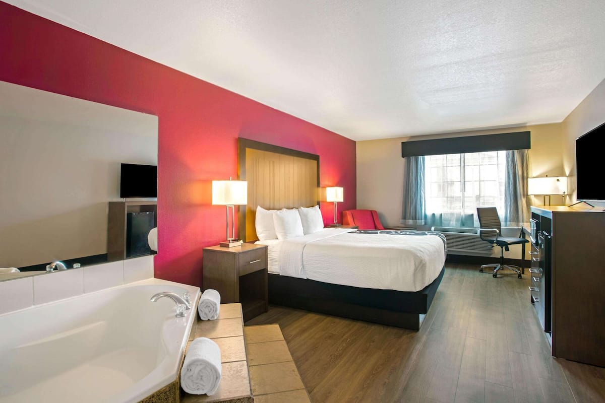 deluxe studio suite, 1 king bed, non smoking | premium bedding, pillow-top beds, desk, soundproofing