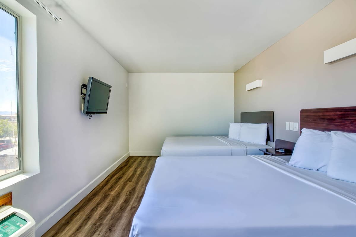 Een bureau, gratis wifi, beddengoed