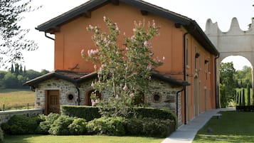 Vista frontal de la propiedad