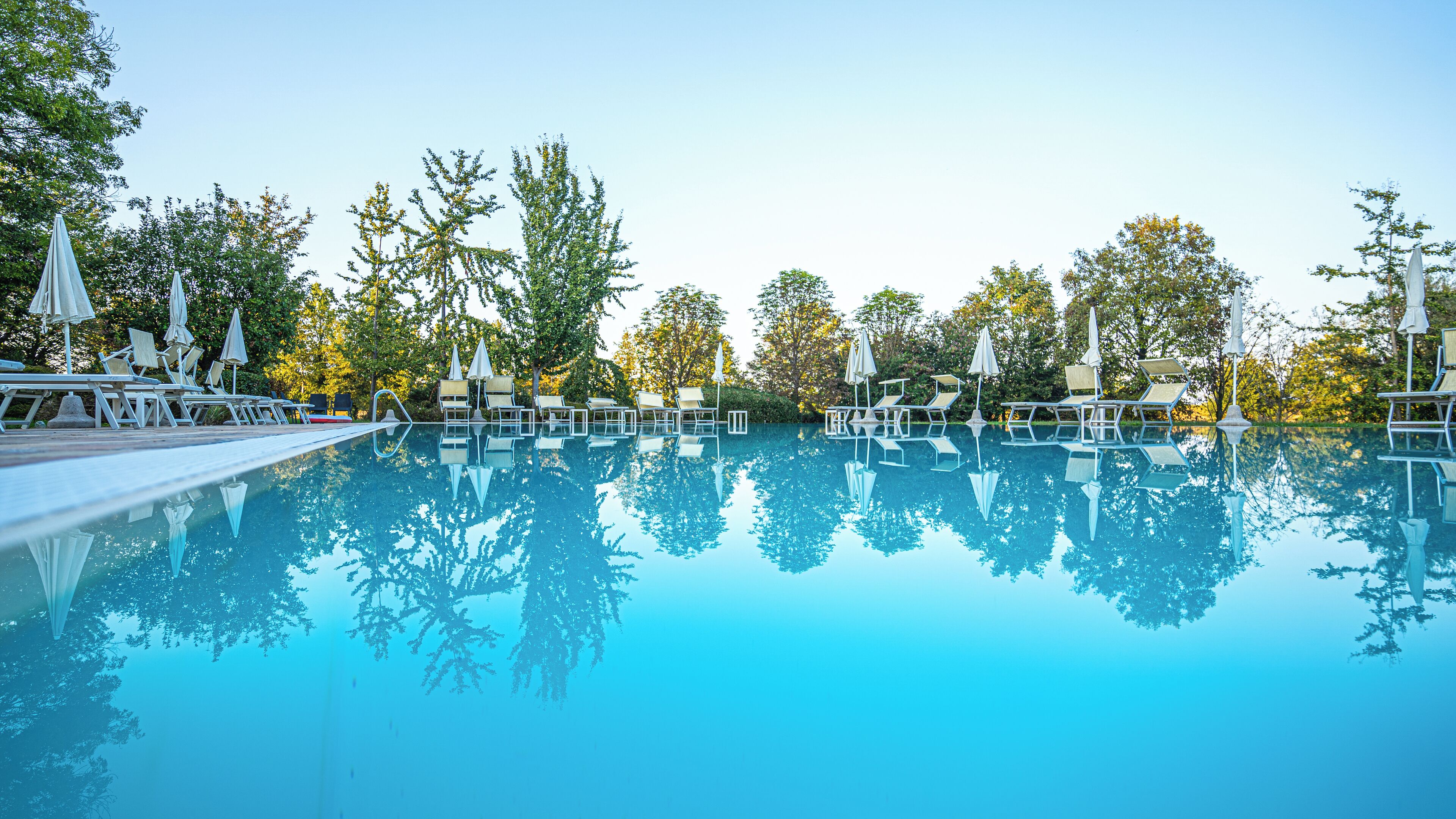 Sesongbasert utendørsbasseng, bassengparasoller og solsenger