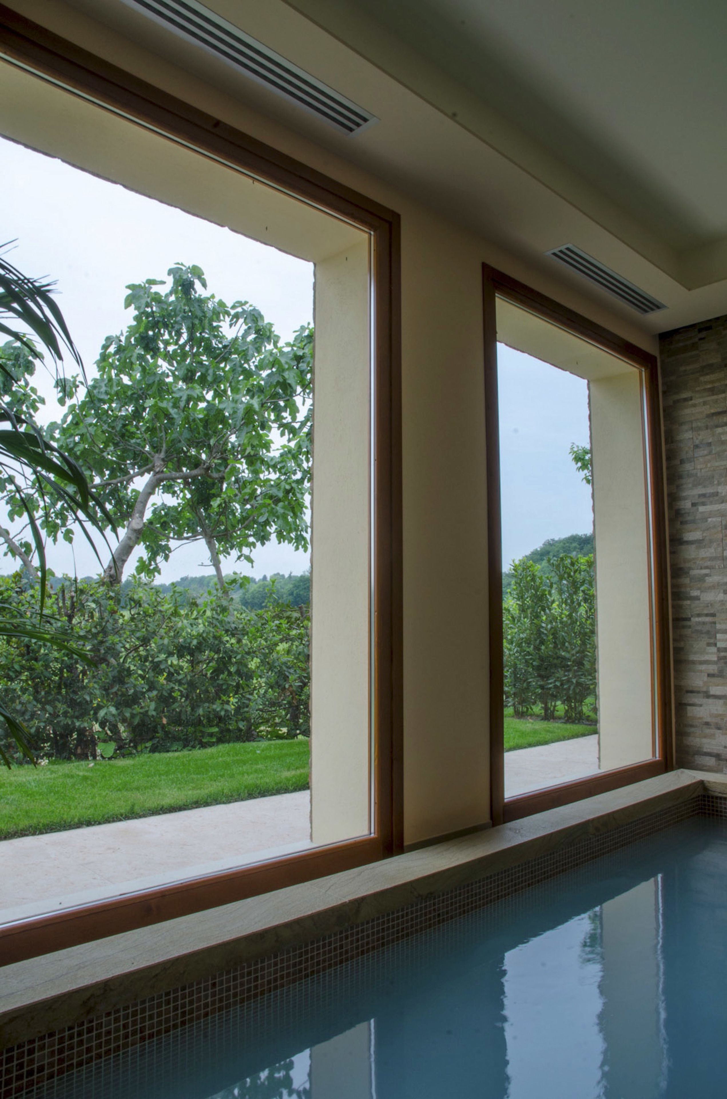 Una piscina con vistas a un jardín exuberante y árboles.