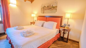 Deluxe Double or Twin Room | 1 bedroom, minibar, in-room safe, individually decorated