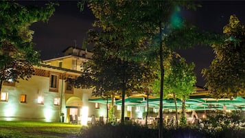 Fassade der Unterkunft – Abend/Nacht