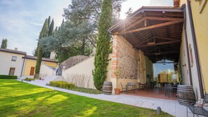 Breakfast, lunch, dinner served; pool views 